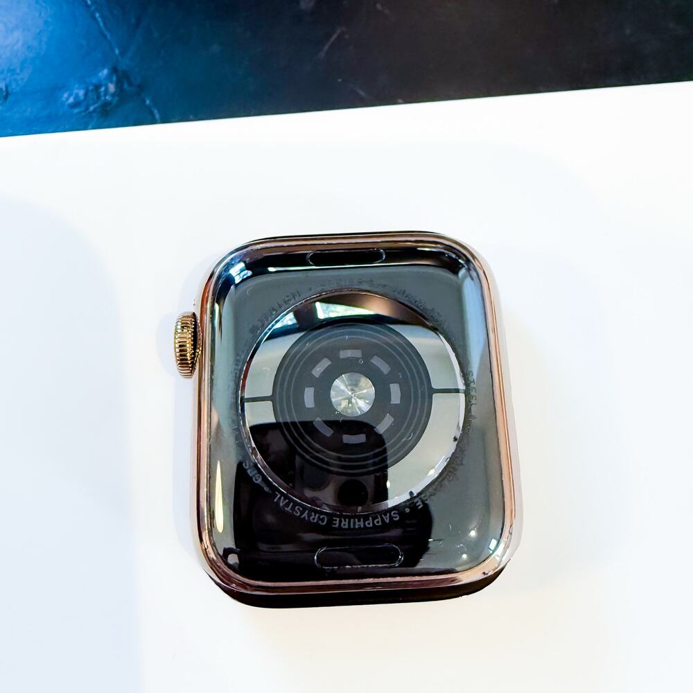 APPLE Watch Series 5 40mm Gold Stainless Steel GPS Smartwatch - Picture 3 of 5